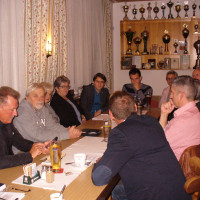 Oberbürgermeister Hartmann bei angeregter Diskussion mit dem Stammtischgästen.